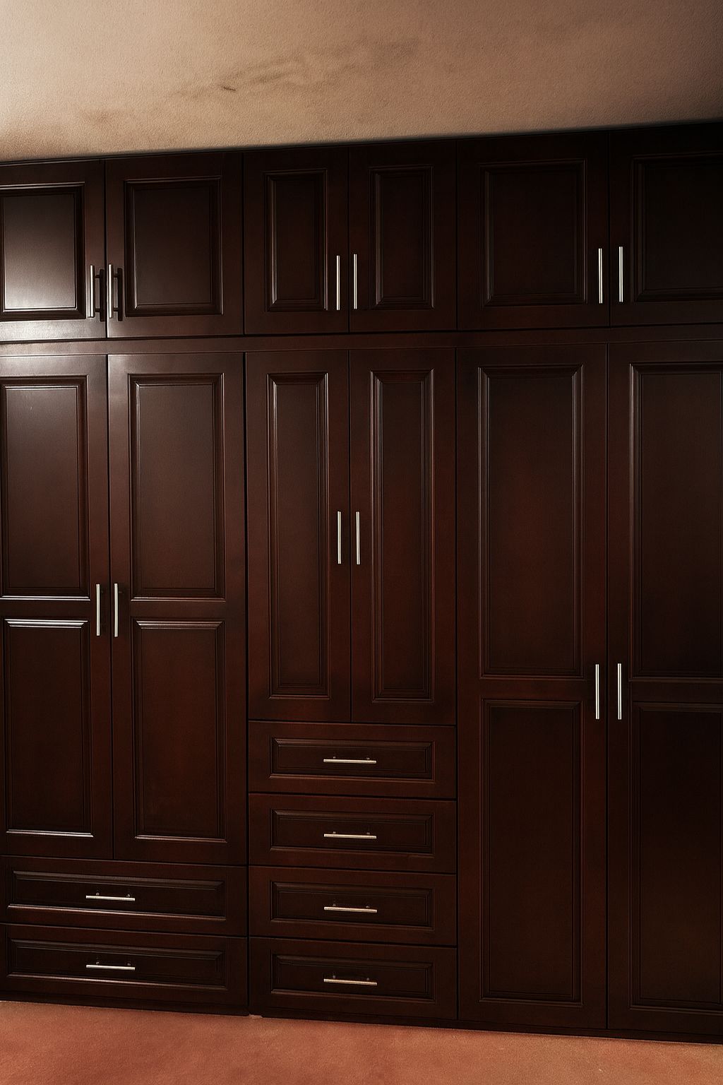 Espacios optimizados con diseño contemporáneo y detalles en madera de alta calidad.